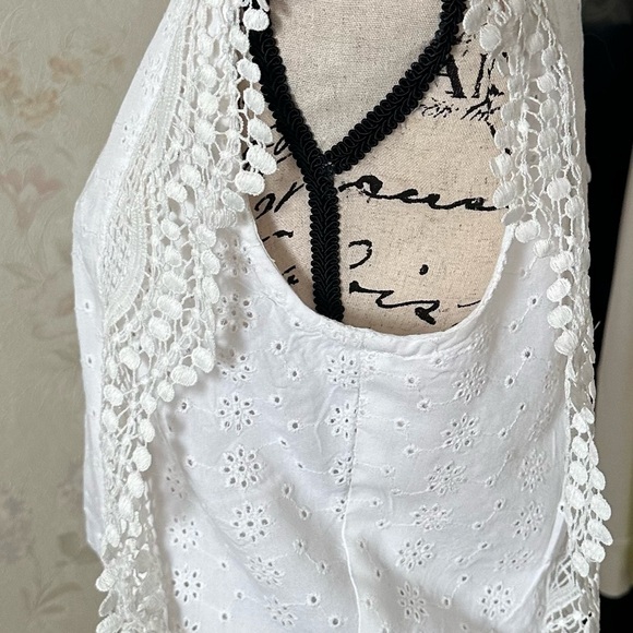Sim & Sam . Very cute white top with a cream lace design. Size M. - Picture 14 of 14